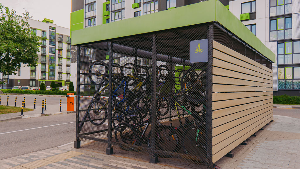 Abri vélos sécurisé avec arceaux métalliques en zone d'activité