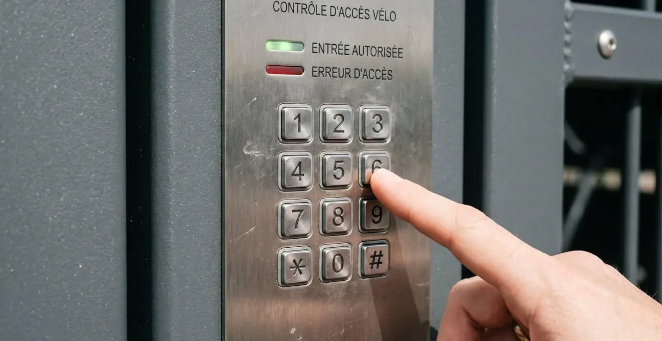 Gros plan sur un digicode moderne installé sur la porte d'un abri vélo sécurisé d'entreprise