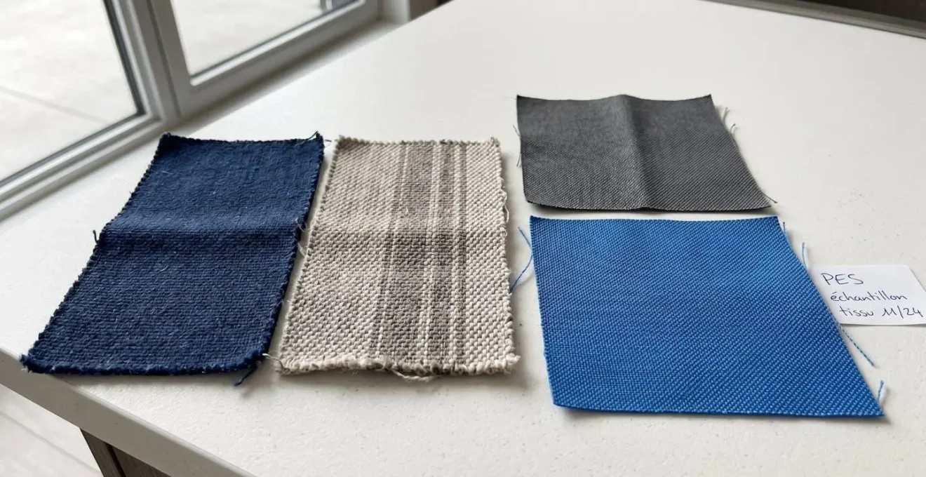Gros plan sur échantillons de toiles de protection solaire montrant les différences de tissage et de densité des matériaux