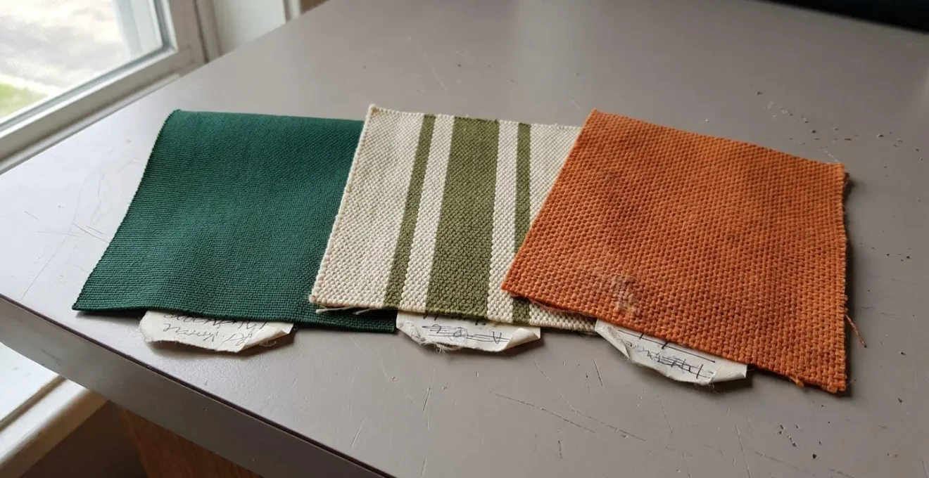 Gros plan sur échantillons de toiles de protection solaire montrant les différences de tissage et de densité des matériaux